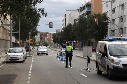 Un control de la Guàrdia Urbana durant l’estat d’alarma.