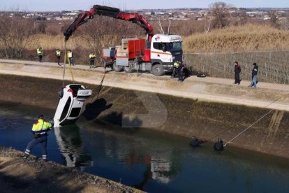 Retiren del canal de Seròs el cotxe de la veïna de les Borges Blanques