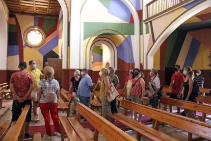 Primeras visitas a la iglesia de Penelles, decorada por Berni Puig 