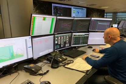 Un trabajador en el centro de control de Endesa en Lleida.