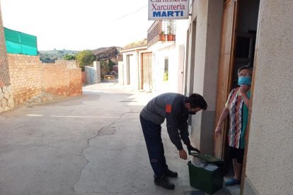 El porta a porta va començar ahir al Cogul amb la recollida del vidre a cada casa.