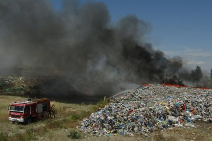 En l’extinció van treballar cinc dotacions terrestres i dos hidroavions.