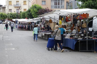 Las paradas de ropa volvieron ayer al mercado de Tremp.