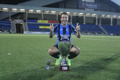 Genís Soldevila, amb els trofeus de campions i màxim golejador.