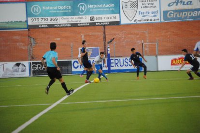 Una acción del partido de ayer entre el Mollerussa y el Nàstic de Manresa.