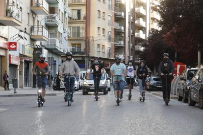 Usuarios de patinetes en Lluís Companys, que será ‘Zona 30’. 