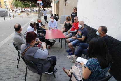 Las hamacas que la Paeria ha instalado para que pernocten los temporeros en el pabellón 3 de la Fira. 