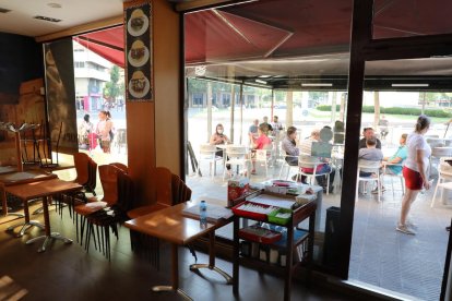 Los hosteleros no pueden atender en el interior del local, solo en la terraza y con aforo limitado.