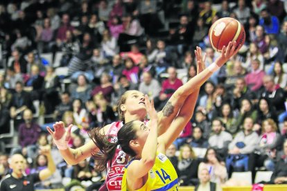 Geo Bahí lluita per un rebot amb la brasilera Nádia Colhado, jugadora del Girona.