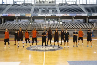 La plantilla del Força Lleida, ayer en el Barris Nord, donde inició la pretemporada en un escenario que los jugadores no pisaban desde el pasado 11 de marzo.