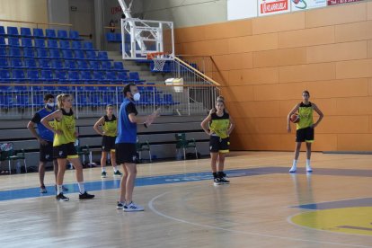 Bernat Canut, la pasada semana dirigiendo uno de los primeros entrenamientos de la plantilla.