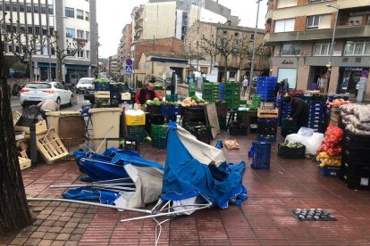 El vent s'ha emportat les parades del mercat de Tàrrega.