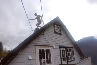 Kilian bajando el ‘Cervino’ por el tejado de su casa en Noruega.