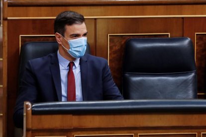 El presidente del Gobierno central, Pedro Sánchez, ayer en el Congreso, con una mascarilla.