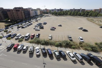 Vista aèria del pàrquing provisional a Alcalde Pujol on està previst el parc.