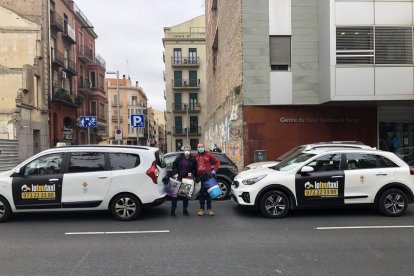 Loteutaxi va distribuir ahir 85 bates confeccionades per l'associació de veïns de Torres de Sanui entre els sanitaris.