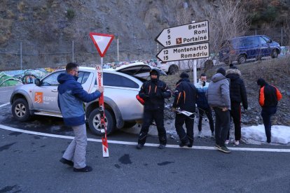 Personal de Port Ainé informava del tancament i recollia esquís llogats a l’accés.