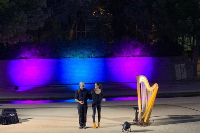 Diego Low y la arpista Berta Puigdemasa, en Lleida. 