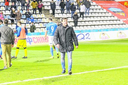 Gerard Albadalejo es dirigeix sol cap al túnel dels vestidors després de saludar aficionats de la Grada d’Animació a l’acabar el partit.