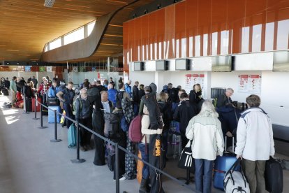 Instal·lacions “petites, boniques i organitzades” - Els turistes suecs es van mostrar ahir satisfets amb l’atenció rebuda a l’aeroport de Lleida-Alguaire, que van lloar per la seua estètica i mimetisme amb l’entorn i per la bona organi ...