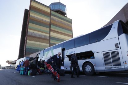 Instalaciones “pequeñas, bonitas y  organizadas”  -  Los turistas suecos se mostraron ayer satisfechos con la atención recibida en el aeropuerto de Lleida-Alguiare que alabaron por su estética y mimetismo con  el entorno y por estar bien org ...