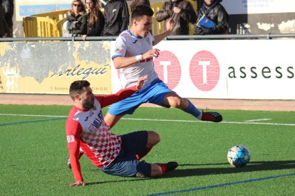 Egea, del Balaguer, prova d’evitar l’avanç d’un jugador del Mollerussa.