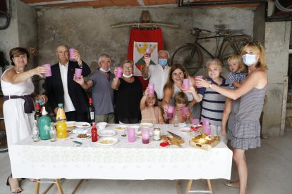 Una de las familias de Aitona que ayer celebró Sant Antolí con un vermut casero.