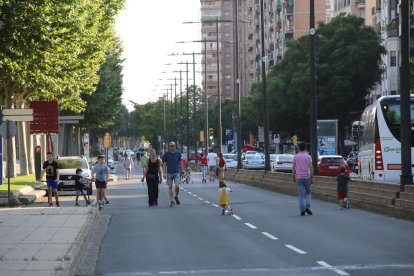 Personas paseando por en medio de la calzada, ayer, en la Avinguda Madrid de Lleida.