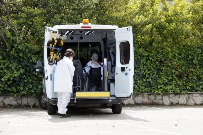 El primer paciente del Arnau de Vilanova de Lleida trasladado al hotel Nastasi.