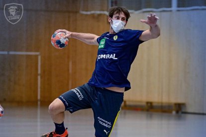 Uwe Gensheimer, entrenando en la pista con mascarilla.