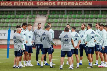 Luis Enrique, durante la sesión de entrenamiento de ayer.