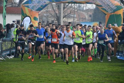 Un moment de la sortida a la Cursa de la Serra, que ahir va celebrar la dotzena edició a Puigverd de Lleida.