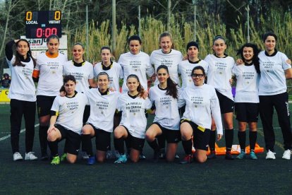 Carla Reullí, en el centro en la fila inferior, junto a sus compañeras con una camiseta de apoyo hacia ella.