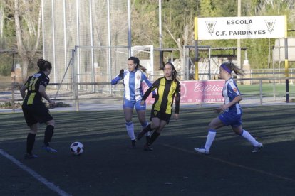 Una jugada del partit d’ahir entre el Pardinyes i l’Espanyol B.