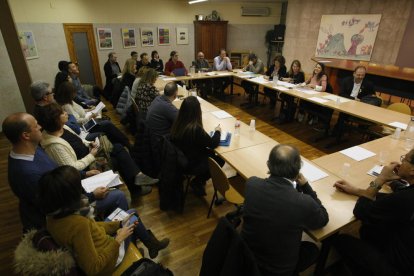 Imagen de archivo de una reunión del consejo escolar municipal.