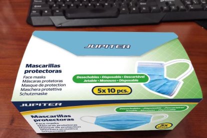 Un paquete de las mascarillas que ha adquirido la Diputación de Lleida para repartirlas entre ayuntamientos y consejos comarcales.