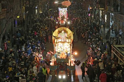 Vista de les carrosses reials al seu pas per Lleida.