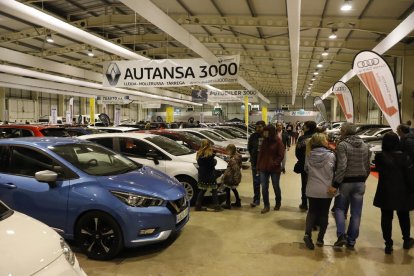 Buena afluencia de público ayer en la última jornada del salón del automóvil en Fira de Lleida. 