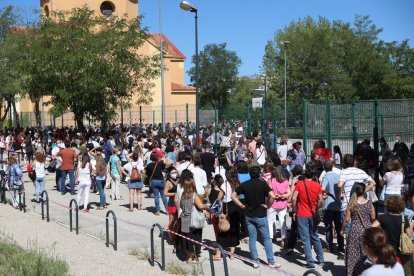 Las colas masivas obligan a suspender el cribado entre el personal docente en Madrid