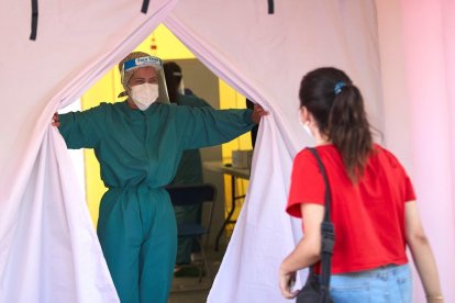 Una carpa para realizar cribados instalada en Terrassa.