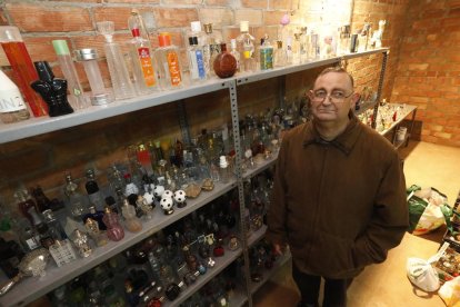 Ramon Ribé comenzó a coleccionar botellas de colonia hace casi 20 años y actualmente tiene almacenadas unas 1.000.