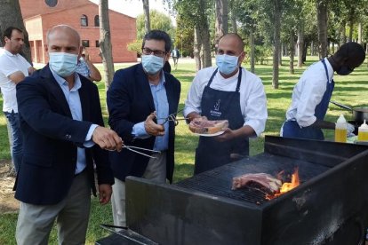 Eliseu Isla, el director general de Provacuno, Javier López, y chef de La Boscana, Joel Castañé.