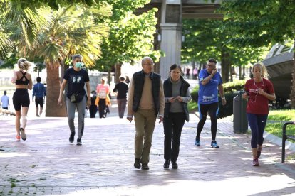 Diverses persones passegen el primer dia de desconfinament a l’Arenal de Bilbao.