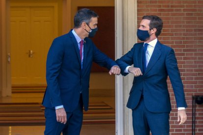 Saludo entre Sánchez y Casado, ayer, antes de empezar la reunión que mantuvieron en La Moncloa.