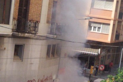 Imagen del fuego de ayer por la tarde en la ciudad de Lleida.