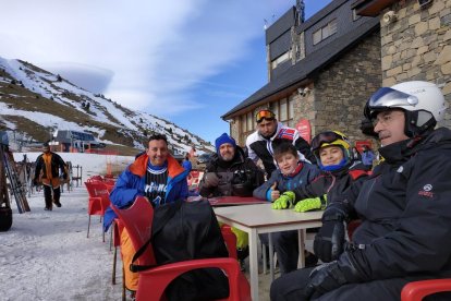 Esquiadors ahir al migdia a Boí Taüll, on el vent va obligar a tancar gairebé tots els remuntadors.