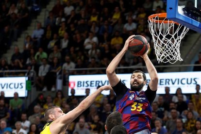 Mirotic supera a varios jugadores del Iberostar Tenerife.