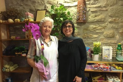 Montserrat Alavedra y Núria Magrans en la tienda que ha cerrado en Torrefeta. 