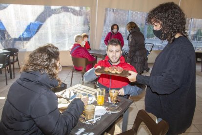 Imagen de una comida en un bar de Tàrrega, donde se permite un máximo de 4 personas por mesa.