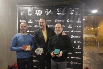 Representantes de los tres clubes premiados.